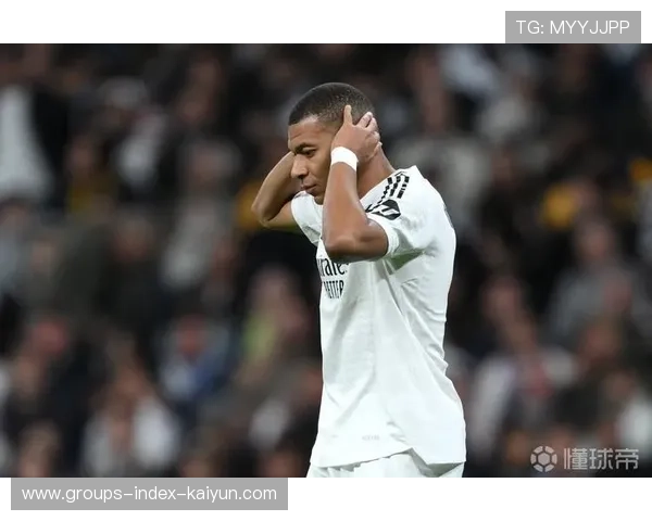 姆巴佩被拍到在机场为迷路旅客指路，温柔接地气